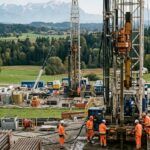 Bohrplatz einer tiefengeothermischen Anlage mit zwei Bohrtürmen in Oberbayern